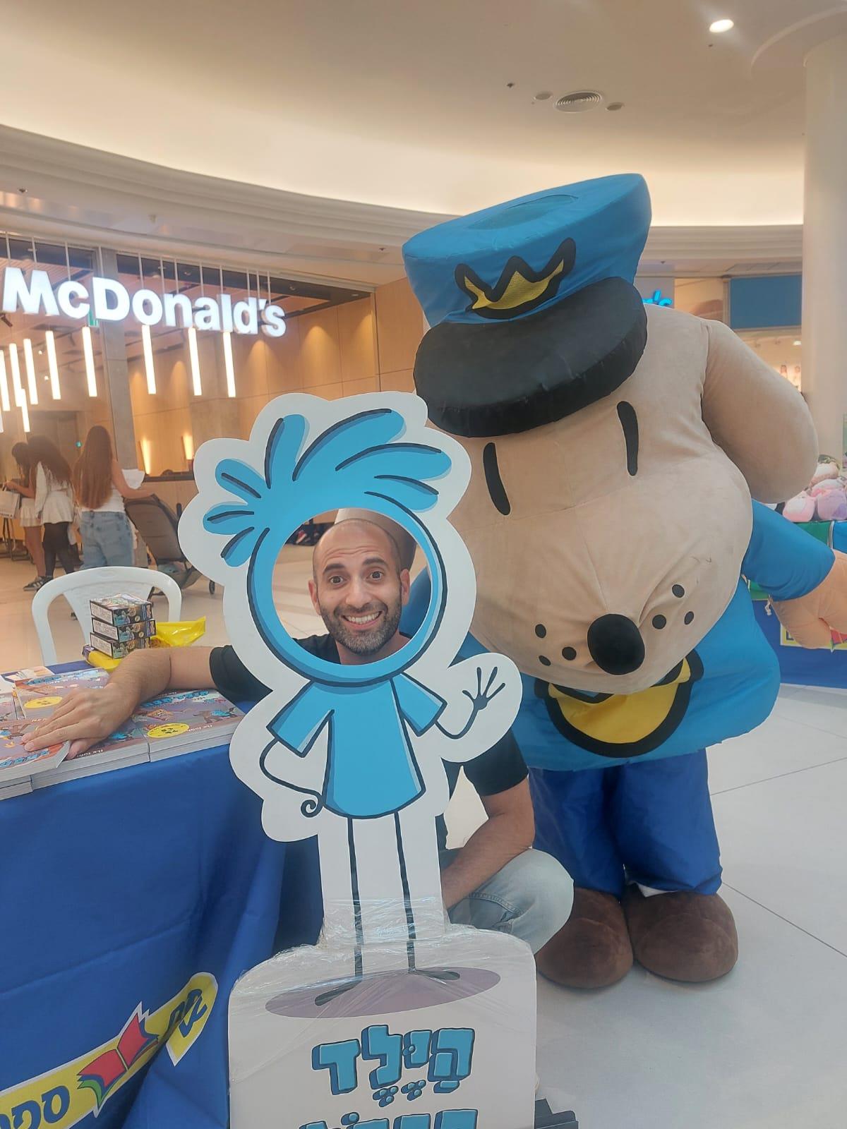 חודש הספר צומת ספרים ציור קומיקס עם נדב נחמני סניף גרנד חיפה